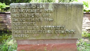 Aufschrift: " Hier stand das im November 1938 beschädigte. und im November 1944 zerstörte ehrenwürdige Gotteshaus der Israelitischen Gemeinde Merzig