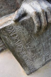 Inschrift der Statur „Johannes Kirschweng, 1900-1954“