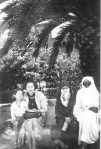 mit der Mutter in Casablanca auf Bank